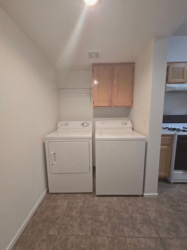 Building Photo - 2 BEDROOM TOWNHOUSE WITH 1 CAR GARAGE..HURRY, WON'T LAST!