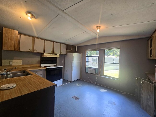 Building Photo - 1380 Mapleash Ave