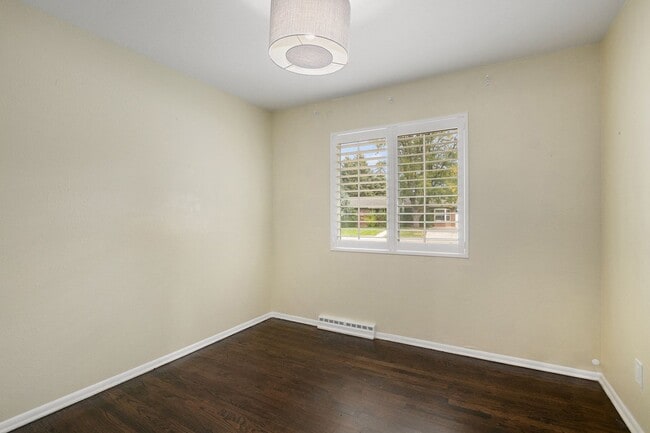Building Photo - 4 Bedroom 2 Bathroom House-Available NOW!