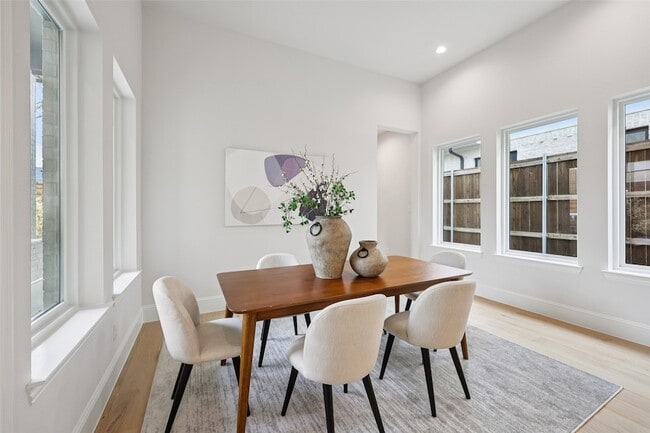 Building Photo - 3845 Van Ness Ln