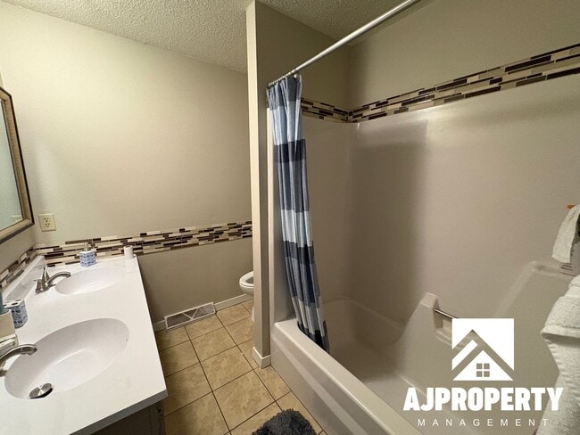 Building Photo - 4620 S Louise Ave