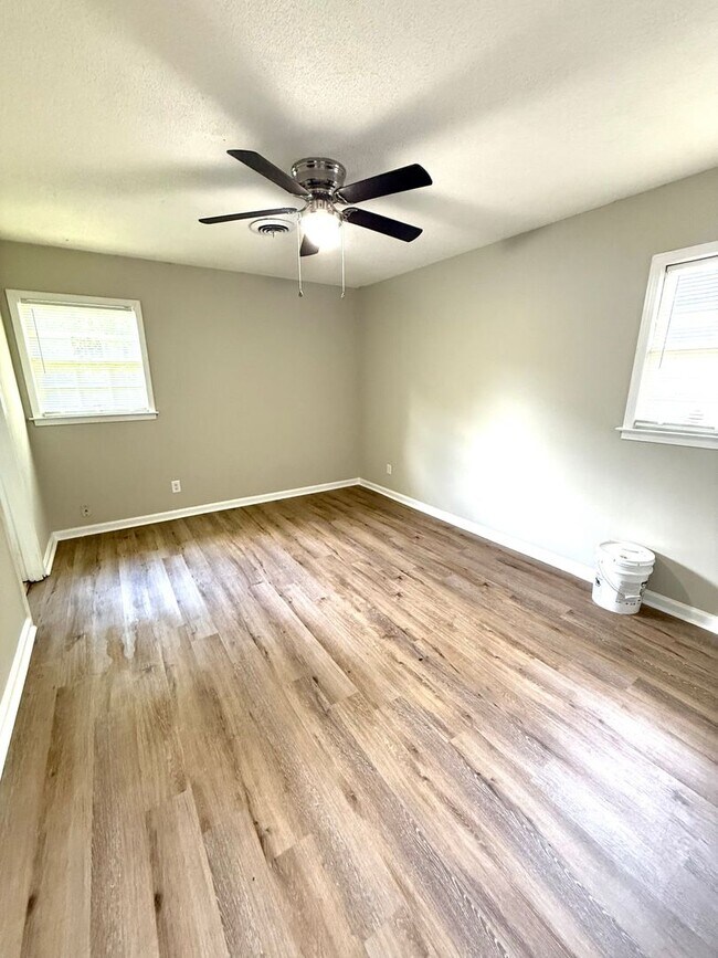 Building Photo - ** 3 bed 2 bath located off Atlanta Hwy **...