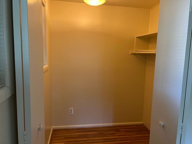 Building Photo - Spacious Home , Great Location