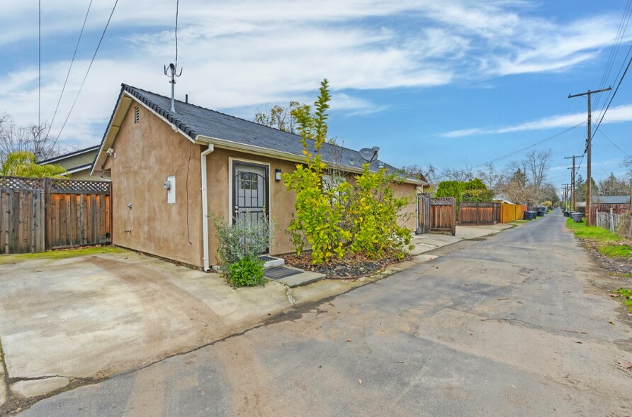 Building Photo - 216 Sierra Blvd