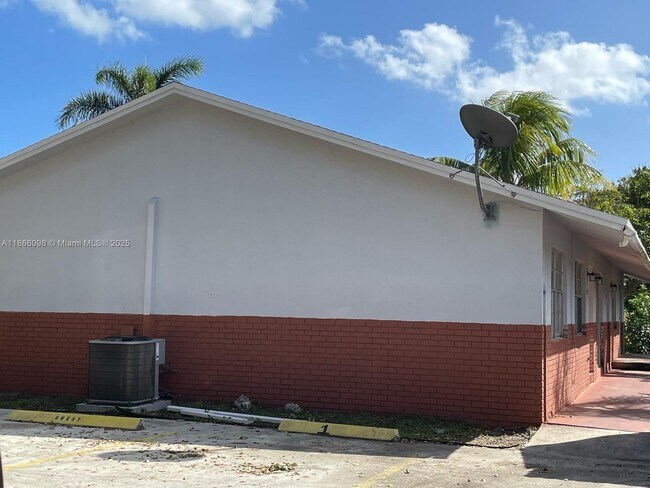 Building Photo - 2560 Riverland Dr