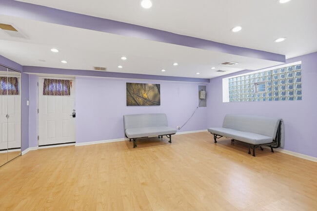 Building Photo - 9020 S Constance Ave