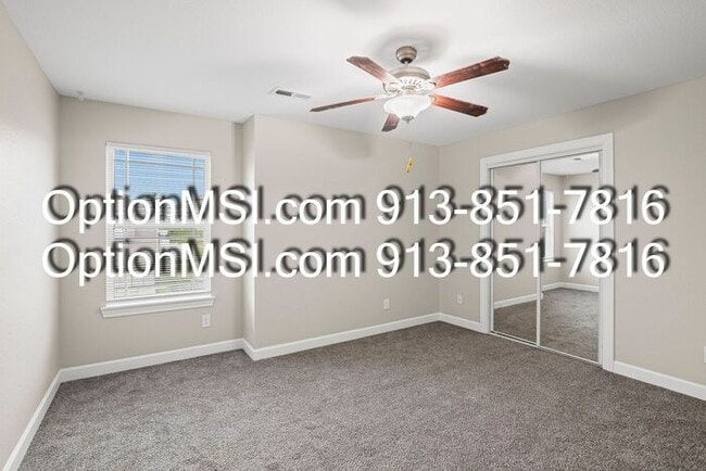 Building Photo - Townhome available in Piper schools