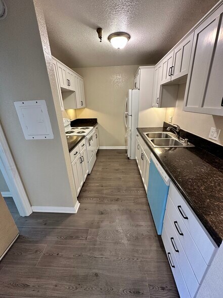 Building Photo - 5252 Orange Ave, #103