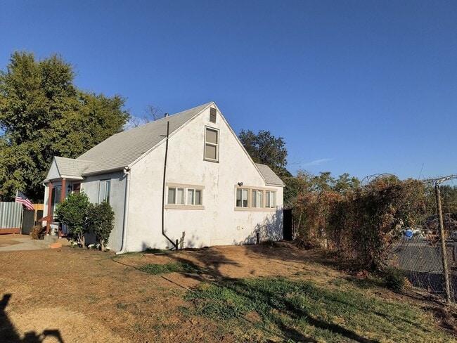 Building Photo - AVAILABLE NOW!!! 3 Bedroom in Roseville!