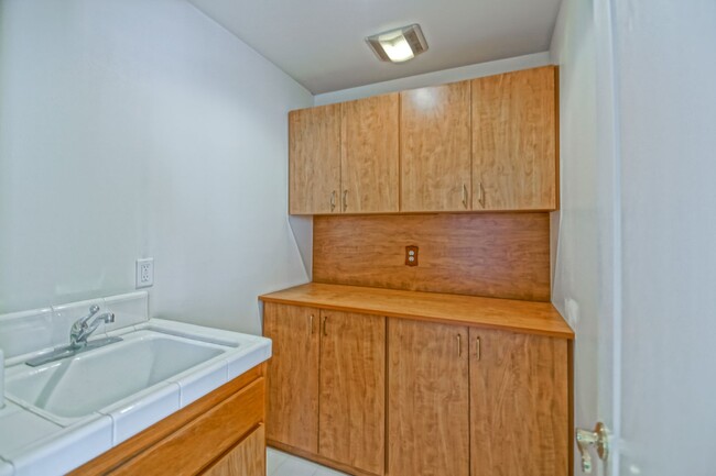 Building Photo - VERY SPACIOUS, BRIGHT & AIRY HOME W/ UNIQU...