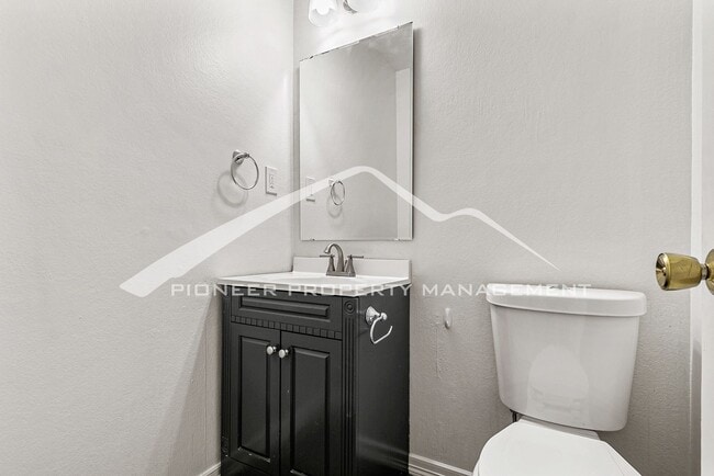 Building Photo - Beautiful Updated Home Conveniently locate...