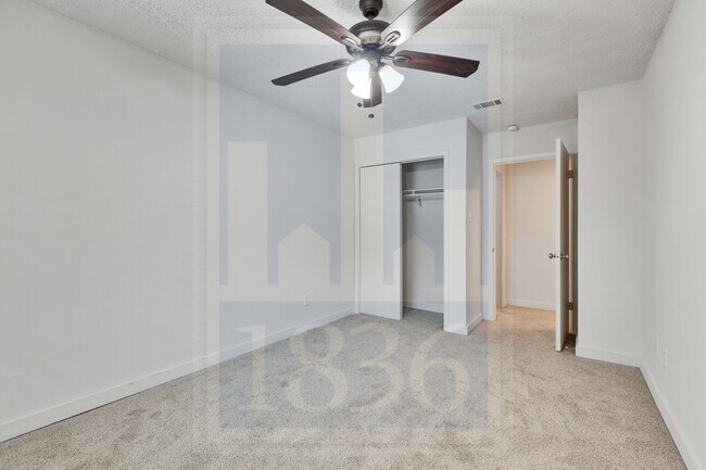 Building Photo - 907 E Oltorf St