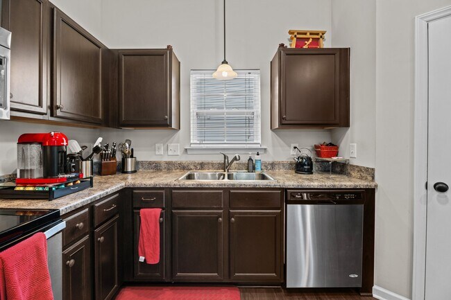 Building Photo - 211 Lynden Ln