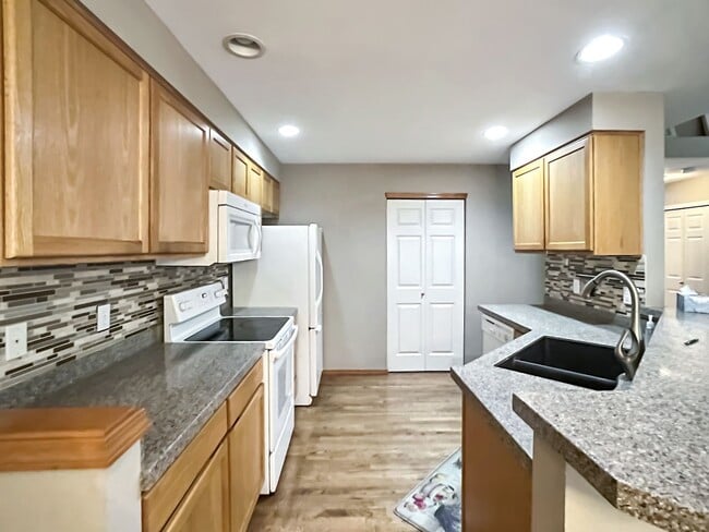 Building Photo - 3 bed/2bath Spacious Home with Soaring Ceilings and Main-Level Primary Suite