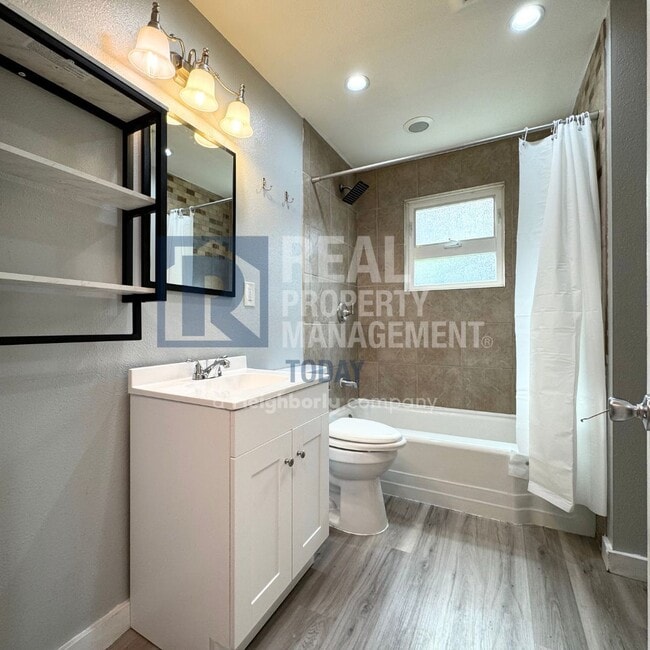 Building Photo - Charming 3 Bedroom Move In Ready!