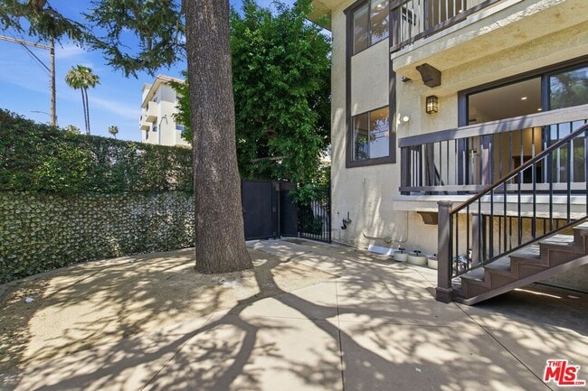 Building Photo - 13025 Moorpark St
