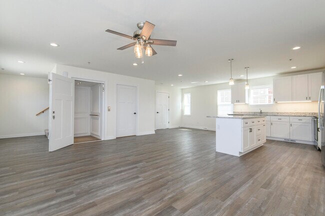 Building Photo - 205 Fox St