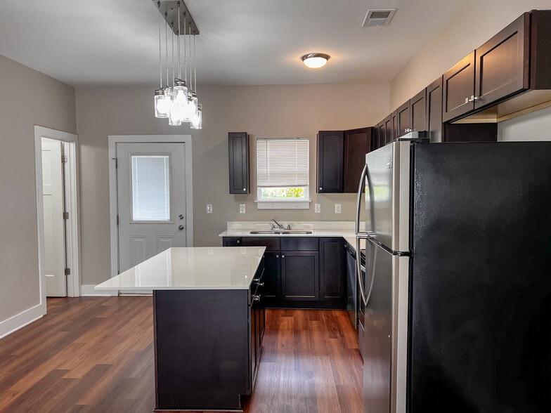 Building Photo - 608 Heavenly Pl