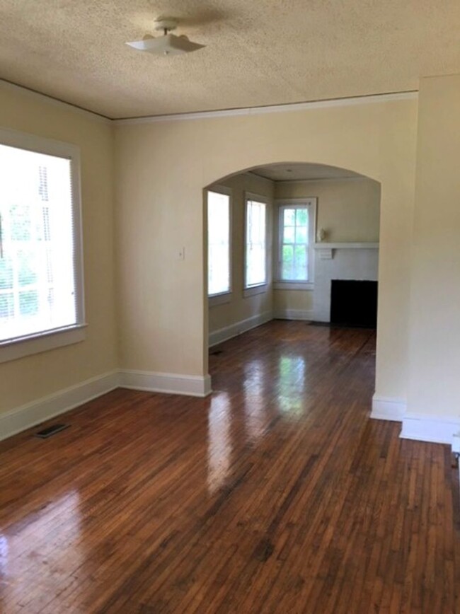 Building Photo - Move-in Ready NOW! Freshly updated, great ...