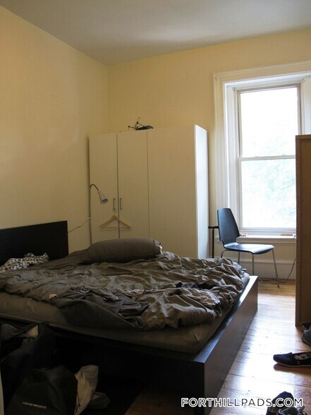 Building Photo - 227 Roxbury St