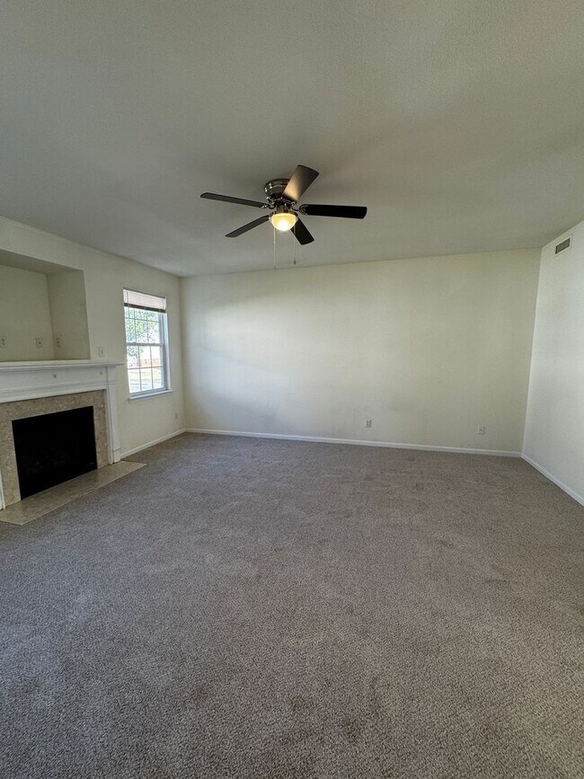 Building Photo - BEAUTIFUL OPEN FLOOR PLAN