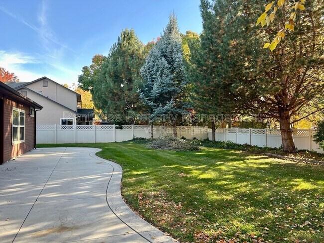 Building Photo - 2253 W los Flores Dr