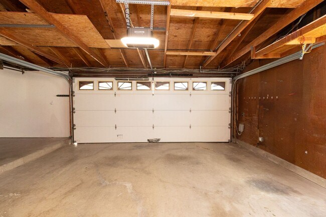 Building Photo - 4 Bedroom / 3 Bathroom Home With Panoramic...