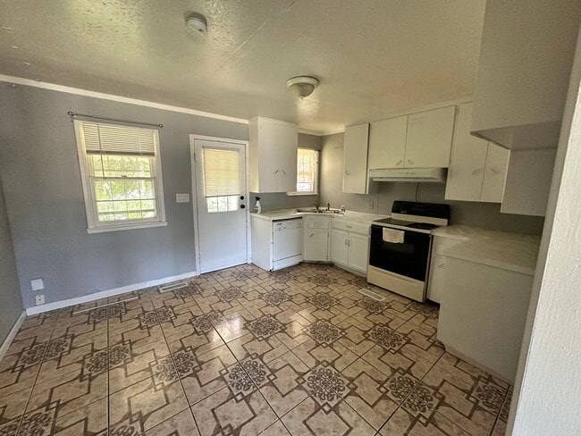 Building Photo - 3 Bed, 1 Bath Home with 2-Car Garage – Gre...