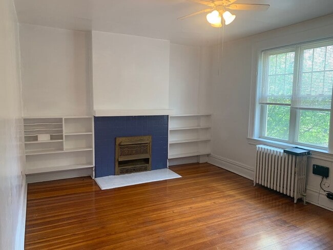 Building Photo - Spacious Two Story duplex on Walnut Street!