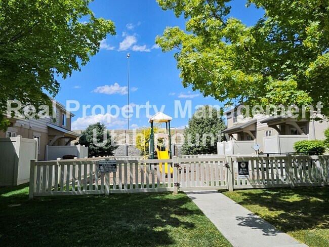 Building Photo - Orem Townhome
