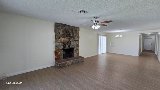 Building Photo - Stunning 3bed/2bath home nestled in a grea...