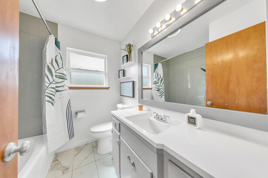 Building Photo - 6836 S Land Park Dr