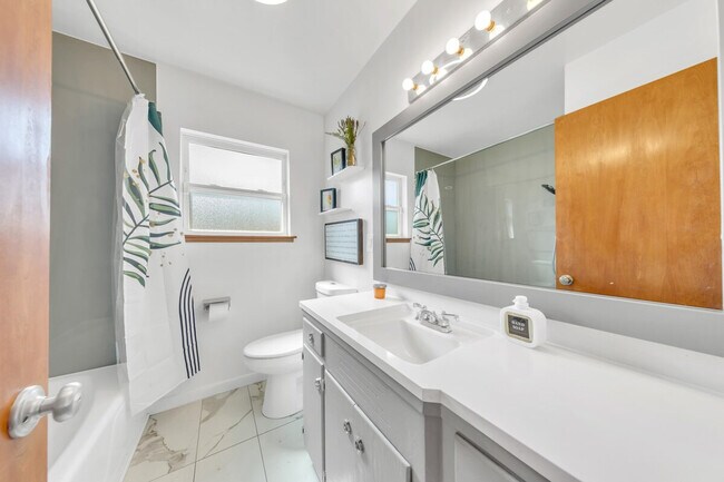 Building Photo - 6836 S Land Park Dr