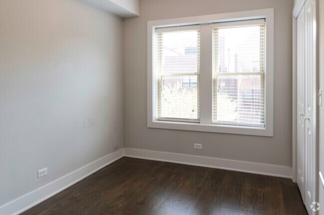 Building Photo - 3921 N Janssen Ave