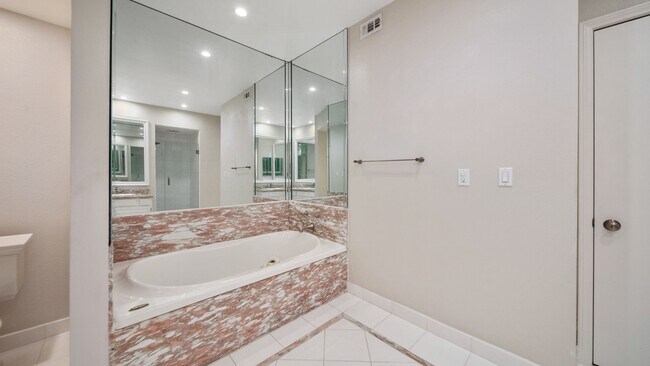 Building Photo - 2 bedroom 2.5 bathroom