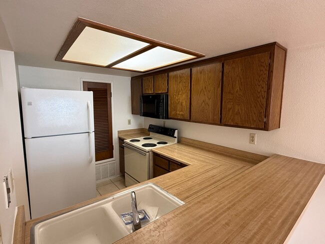 Building Photo - Bright 2 Bedroom Condo with Fireplace, Washer/Dryer, and 1/2 a mile to USD