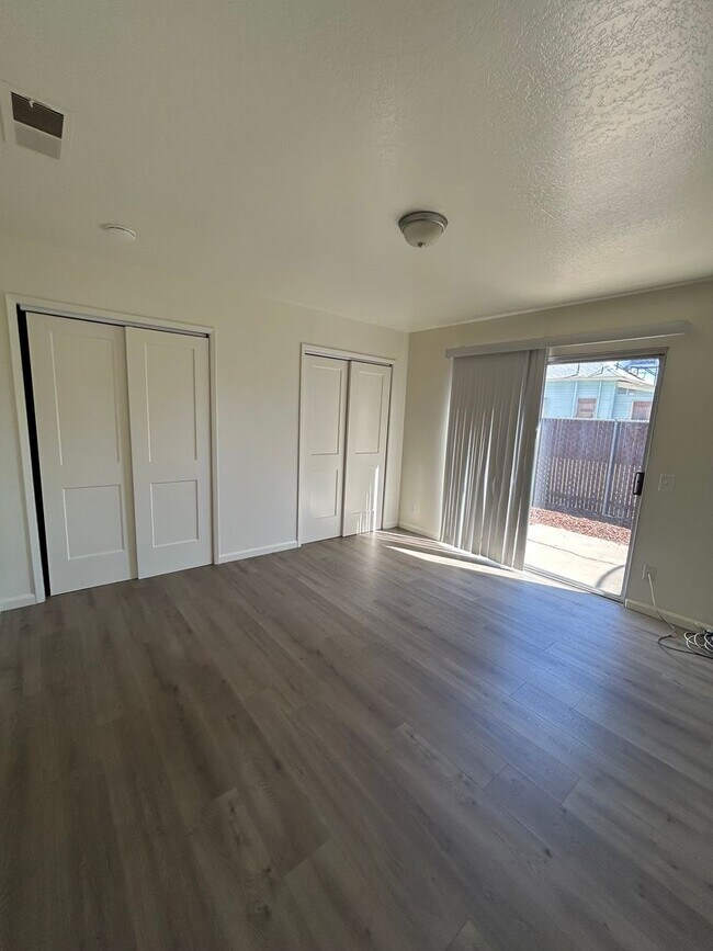 Building Photo - 1110 W Chestnut St