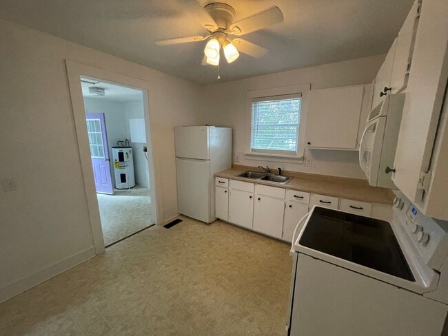 Building Photo - Historic Downtown Wilmington Cottage