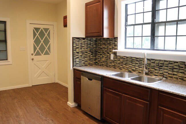 Building Photo - 3 Bedroom 2 bathroom Family Home