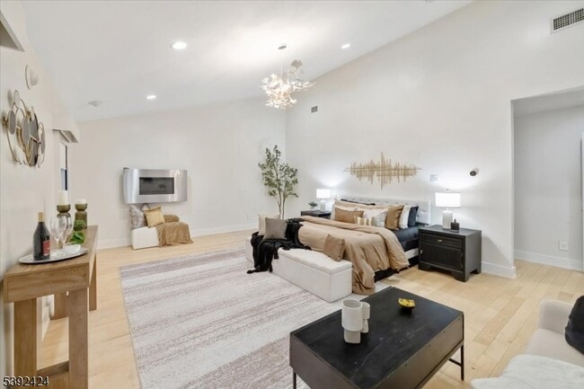 Building Photo - 827 Alden Rd