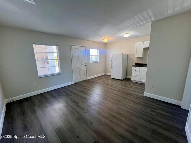 Building Photo - 1328 S Patrick Dr