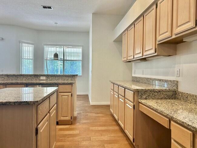 Building Photo - Beautiful Home with Water View in Eastwood!