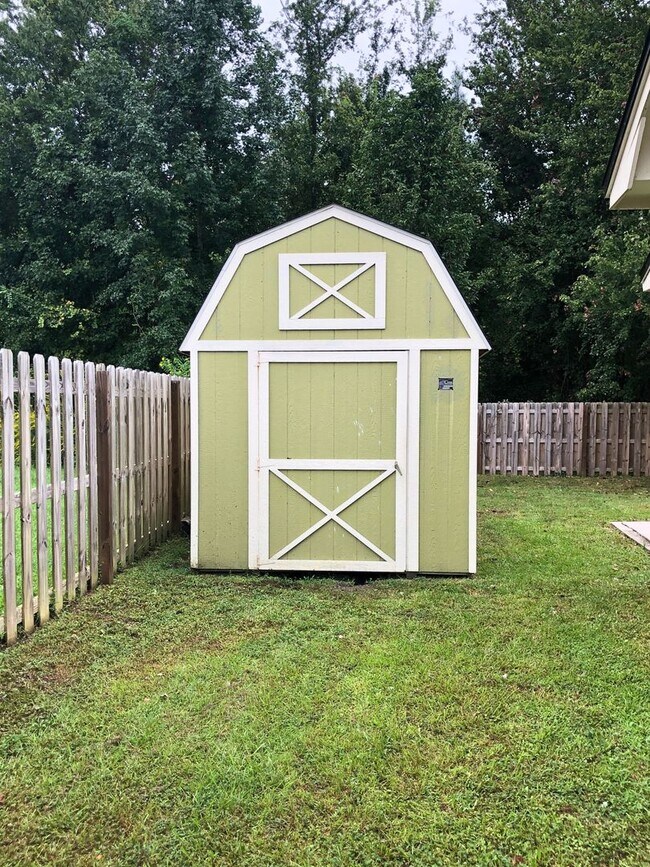 Building Photo - 3/2 home with a fenced in yard!