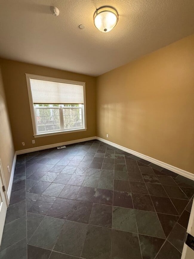 Building Photo - 3 Bedroom 2 Bath 55 and Old Community Newberg OR