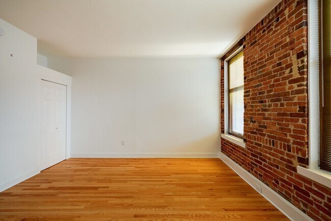Building Photo - Heart of Dupont Move-in Ready Studio at the Historic Cairo Condominium! Utilities Included!