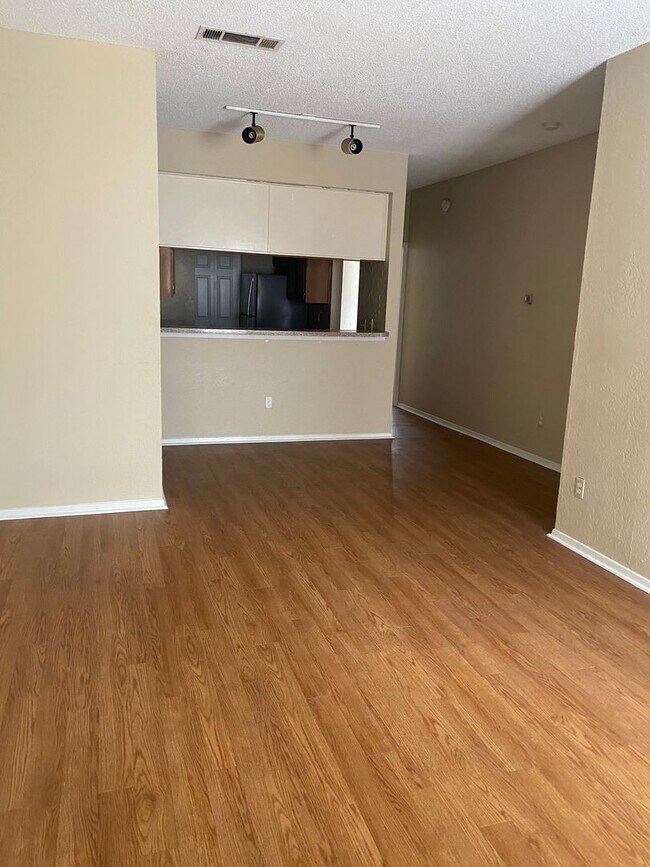 Building Photo - K242 - Croix #219