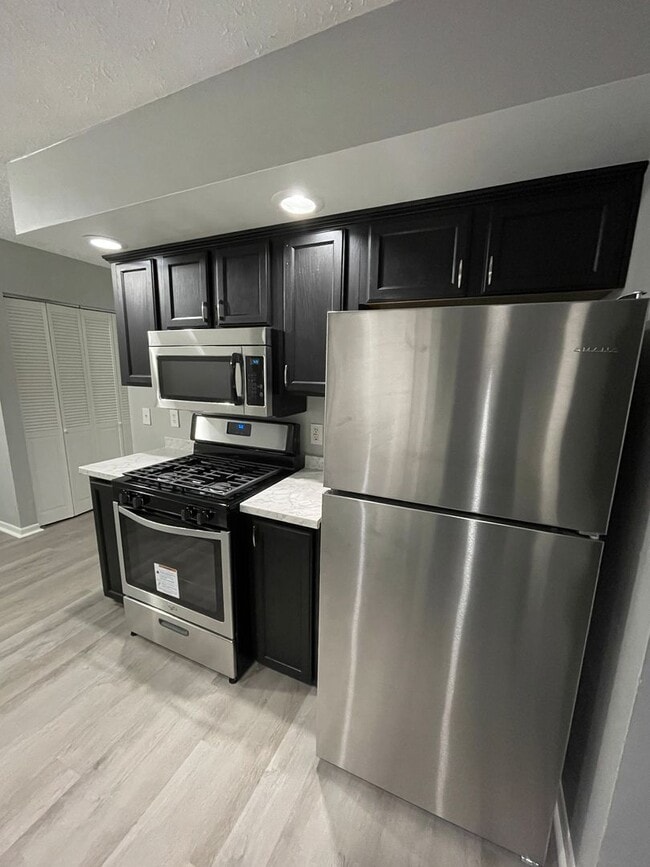 Building Photo - For Rent: 4-bedroom 2-bathroom single family home! Available February