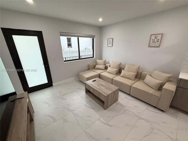 Building Photo - 944 Jefferson Ave