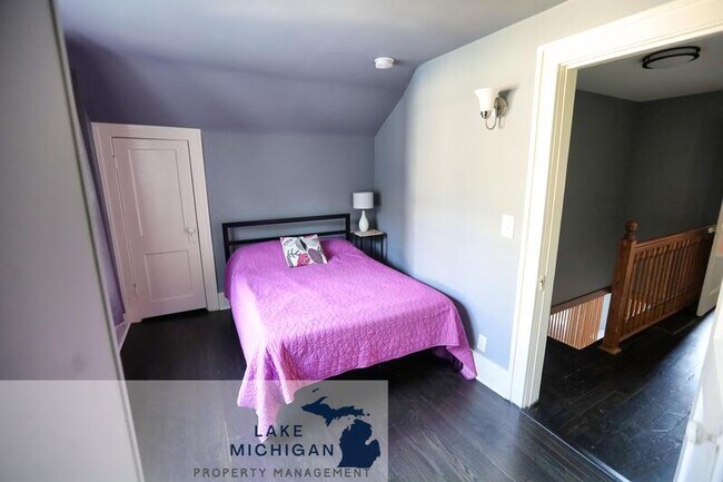 Building Photo - 1320 Pennoyer Ave