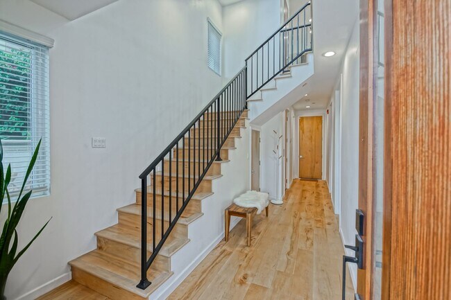 Building Photo - Custom, Modern & Spacious Tri-Level Home w...